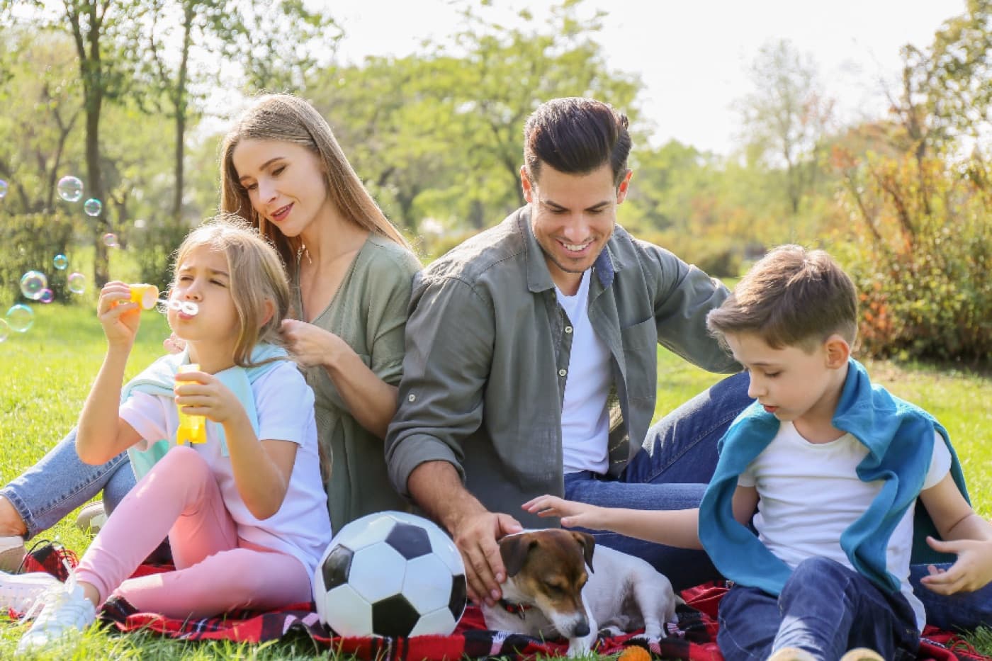 Famiglia in giardino con il proprio cane
